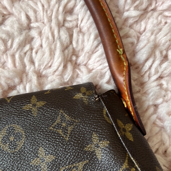 Louis Vuitton Bag - Picture 16 of 17